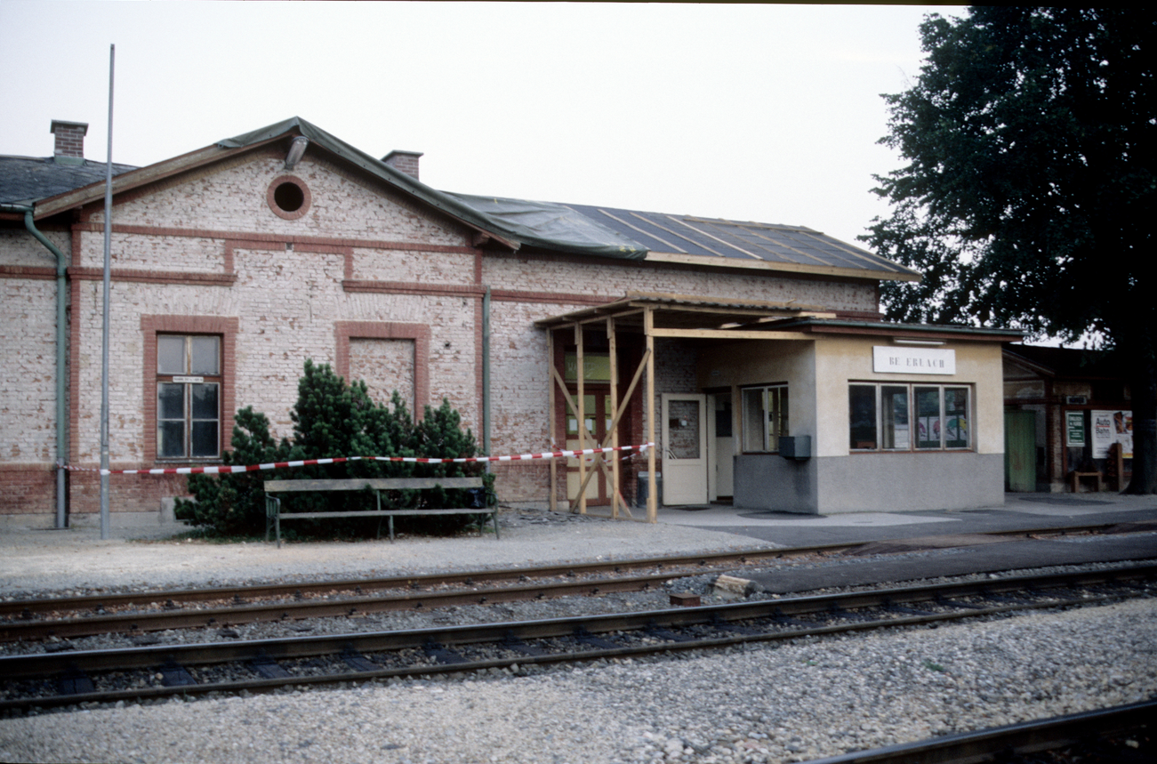 Bahnhofsgebäude Bad Erlach mit Eingang und Gleisen im Vordergrund