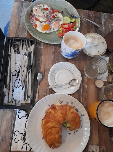 Frühstück mit Croissant, Eiern, Kaffee und Orangensaft