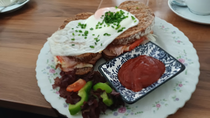 Belegtes Brot mit Spiegeleiern und frischem Schnittlauch
