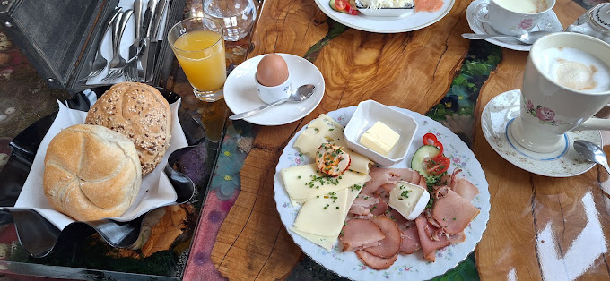 Frühstück mit Gebäck, Käse, Schinken, Ei und Kaffee